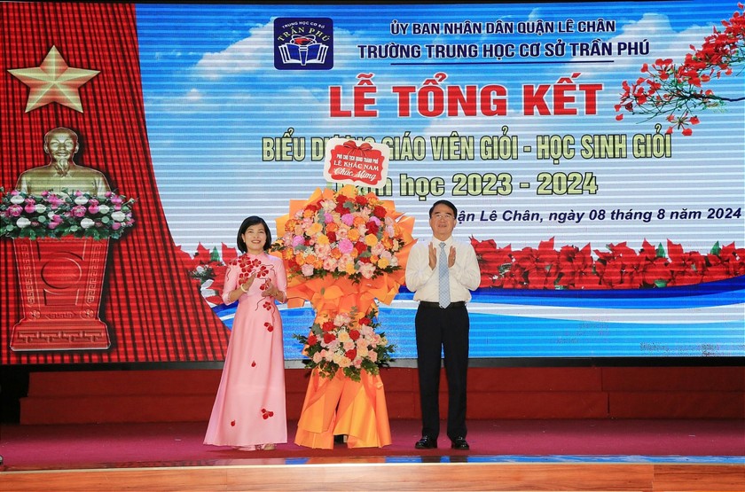 Lãnh đạo TP Hải Phòng tặng hoa Chúc mừng Trường THCS Trần Phú.