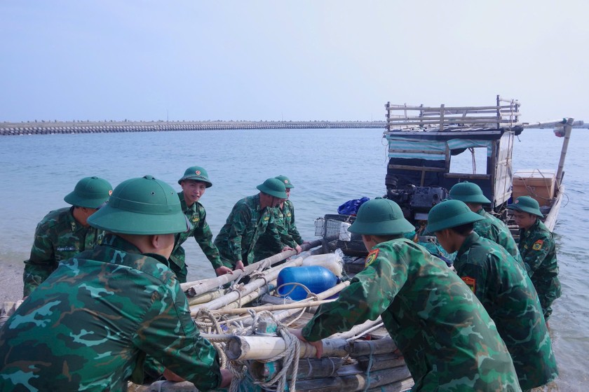 Chiến sỹ biên phòng trợ giúp ngư dân neo đậu tàu thuyền về nơi an toàn.