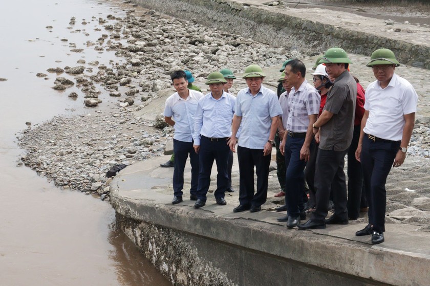 Bí thư Thành ủy Lê Tiến Châu đi kiểm tra công tác phòng chống bão số 3.