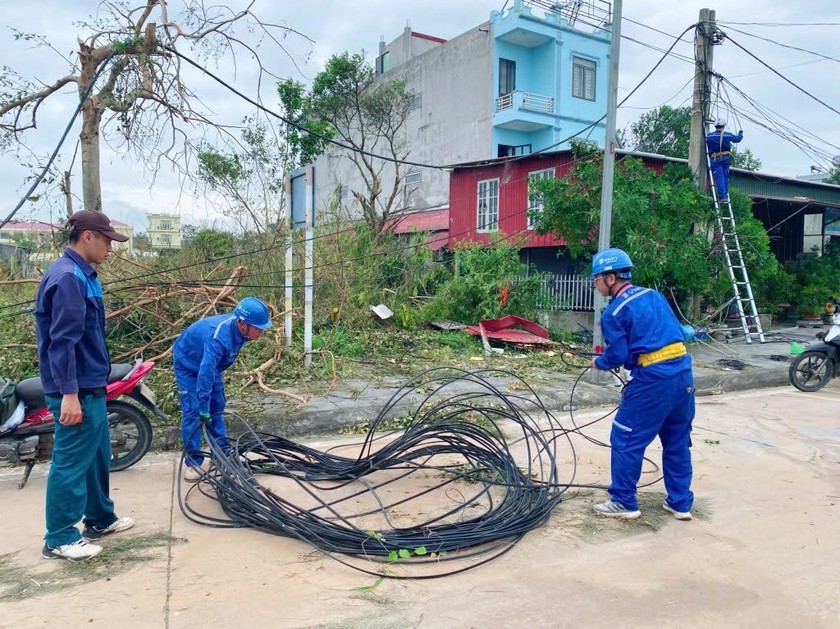 Lực lượng viễn thông khẩn trương khắc phục sự cố.