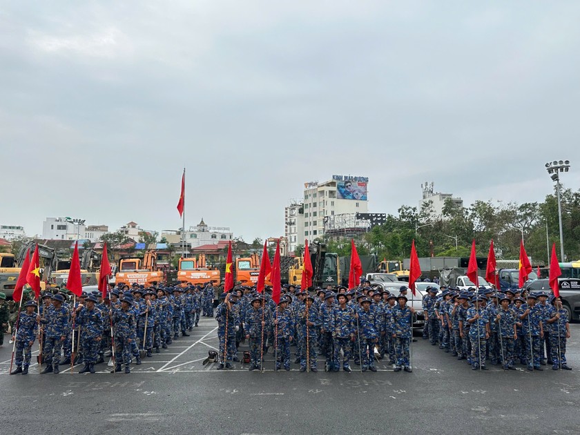 Cán bộ chiến sĩ lực lượng vũ trang được tăng cường khắc phục hậu quả mưa bão. 