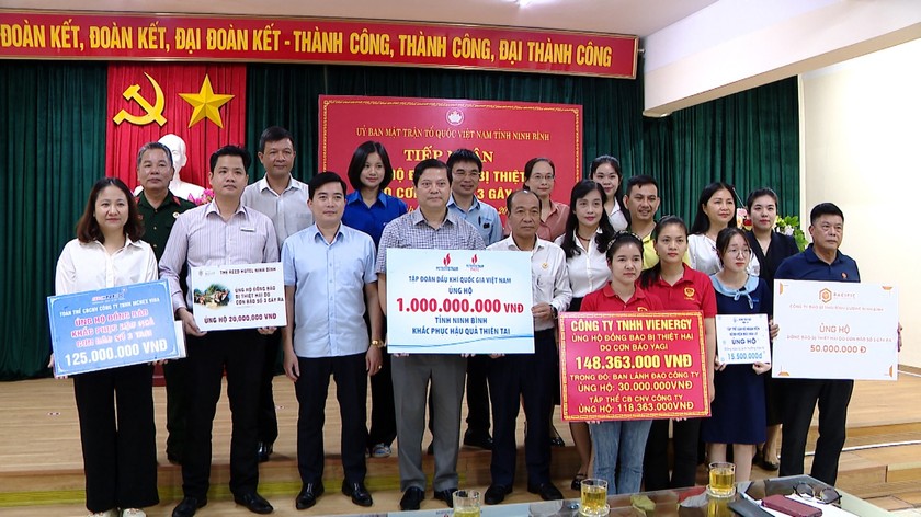 Đại diện Ủy ban MTTQ Việt Nam tỉnh Ninh Bình tiếp nhận quà ủng hộ từ các cơ quan, đơn vị.