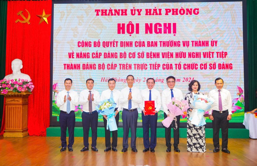 Phó Bí thư Thường trực Thành ủy Đỗ Mạnh Hiến trao quyết định nâng cấp Đảng bộ Bệnh viện Hữu nghị Việt Tiệp.