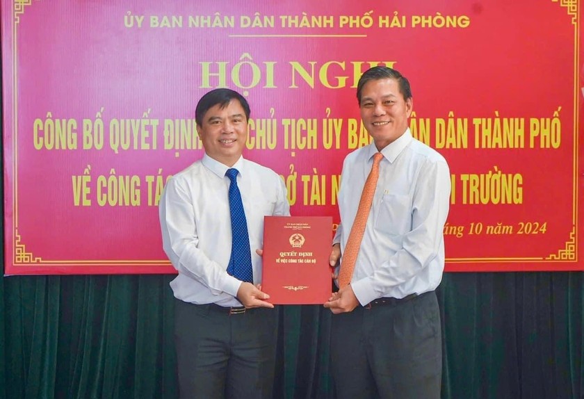 Chủ tịch UBND TP Hải Phòng Nguyễn Văn Tùng trao quyết định tân Giám đốc Sở Tài nguyên và Môi trường Dương Đình Ổn.