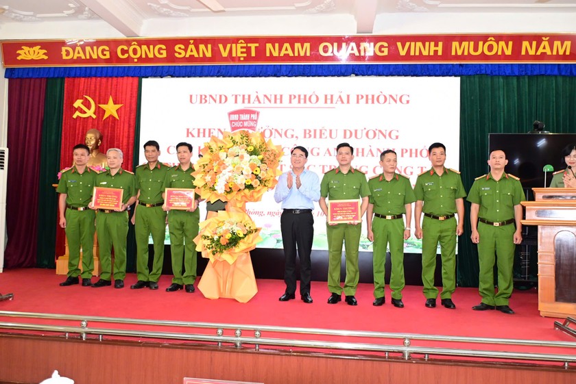 Lãnh đạo TP Hải Phòng khen thưởng lực lượng Công an quận Lê Chân có thành tích xuất sắc trong đấu tranh phòng, chống tội phạm.