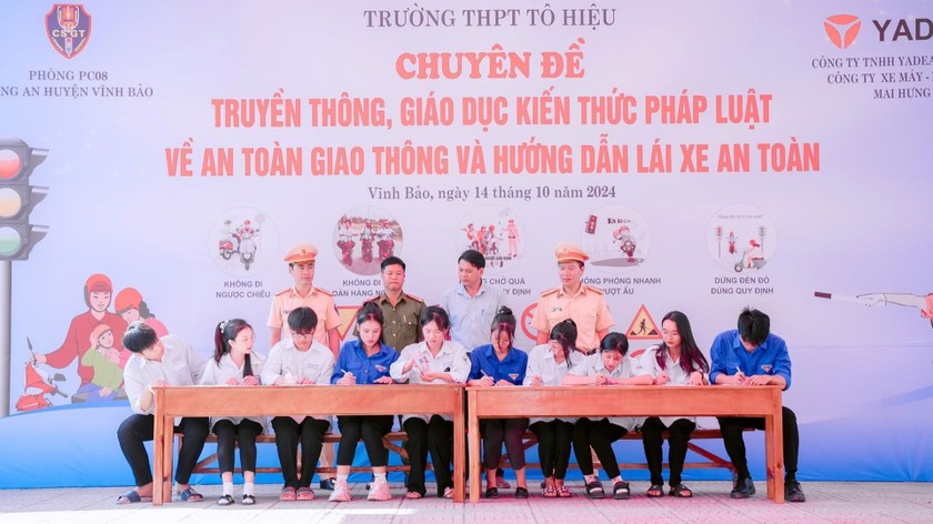 Tăng cường công tác tuyên truyền, giáo dục, và phổ biến các quy định của pháp luật về TTATGT.