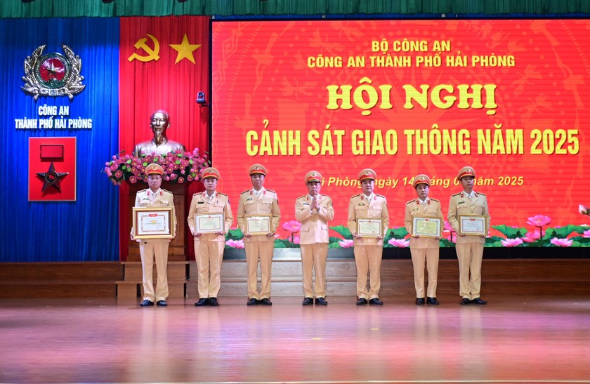 Thiếu tướng Nguyễn Văn Minh - Phó Cục trưởng Cục Cảnh sát giao thông - Bộ Công an trao danh hiệu "Đơn vị Quyết thắng" năm 2024 cho các tập thể