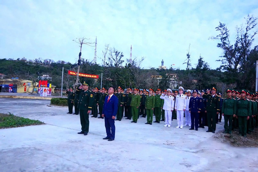 Lễ chào cờ chủ quyền đầu năm mới tại huyện đảo Bạch Long Vĩ, TP Hải Phòng.