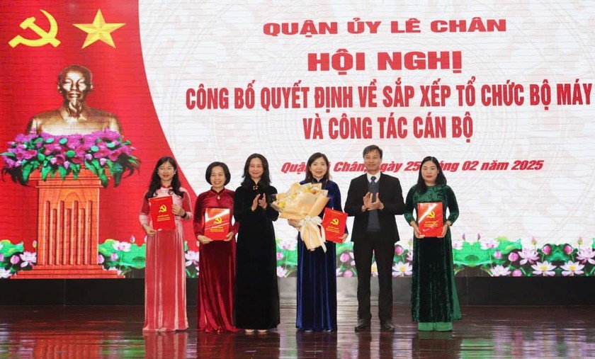 Trao Quyết định và tặng hoa cho Ban Tuyên giáo và Dân vận Quận ủy Lê Chân.