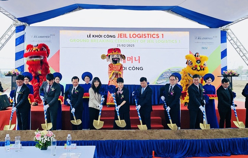 Các đại biểu thực hiện nghi thức khởi công Dự án Jeil Logistics 1.