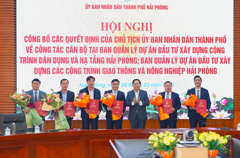 Phó Chủ tịch UBND thành phố Nguyễn Đức Thọ trao quyết định, tặng hoa chúc mừng Ban Quản lý Dự án đầu tư xây dựng các công trình giao thông và nông nghiệp.