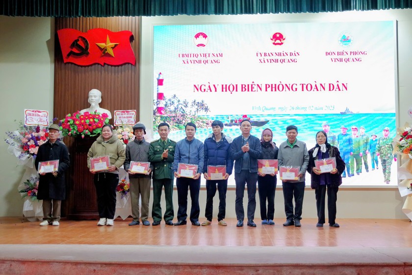 Lãnh đạo BĐBP TP và lãnh đạo Ủy ban MTTQ Việt Nam TP tặng quà cho các gia đình khó khăn tại Ngày hội Biên phòng toàn dân.