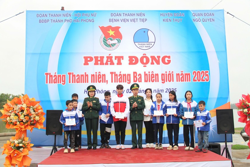 Lãnh đạo Phòng Chính trị BĐBP thành phố và Hội Phụ nữ BĐBP thành phố tặng quà cho các em học sinh có hoàn cảnh khó khăn trong Chương trình.