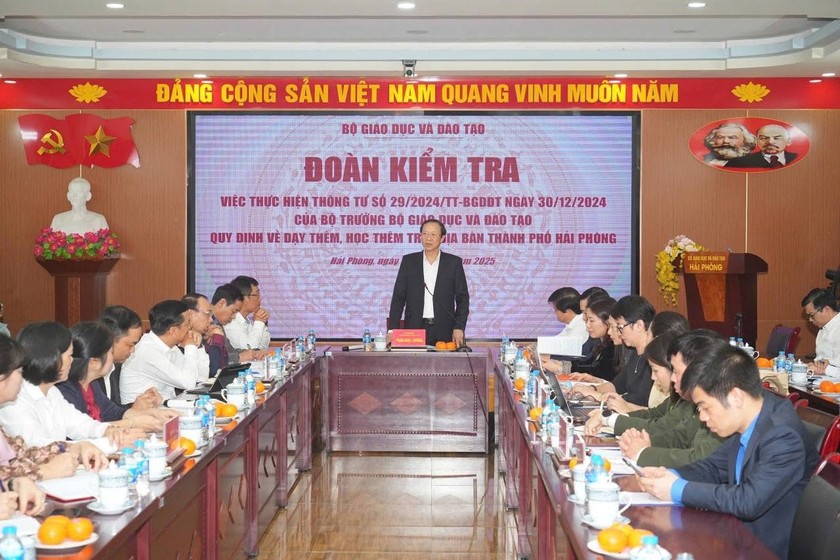 Thứ trưởng Bộ GD&ĐT Phạm Ngọc Thưởng phát biểu chỉ đạo tại buổi làm việc.