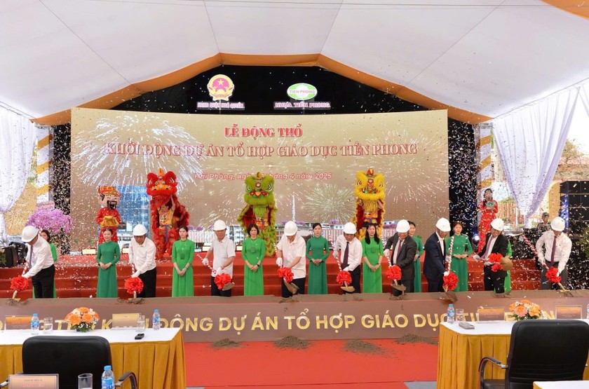 Các đại biểu thực hiện lễ động thổ khởi động Dự án Tổ hợp giáo dục Tiền Phong.