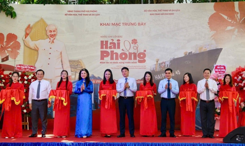 Các đại biểu cắt băng khai mạc trưng bày chuyên đề “Khắc ghi lời Bác, Hải Phòng - Niềm tin và khát vọng vươn mình”.
