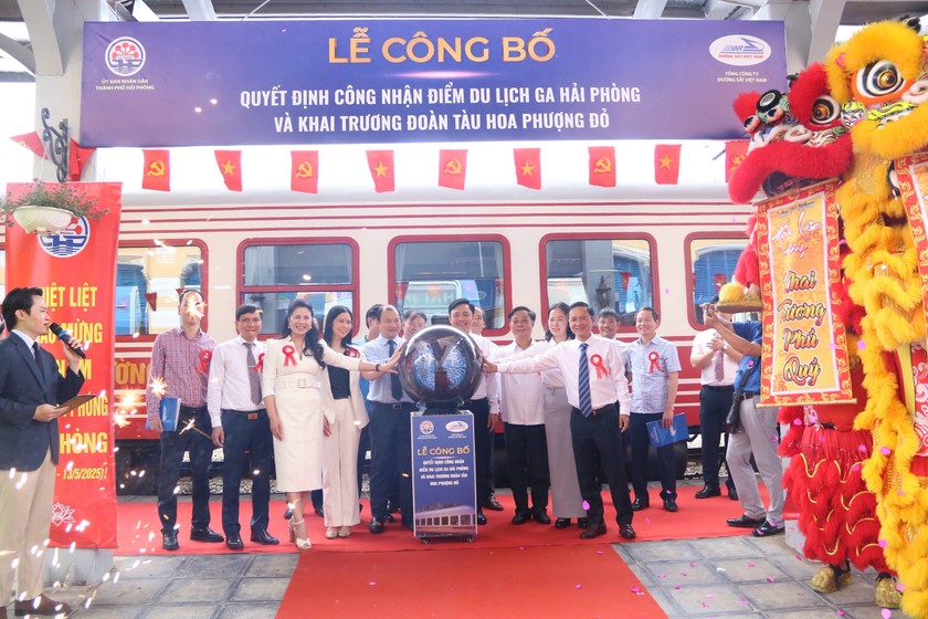 Đại biểu thực hiện nghi thức khai trương đoàn tàu Hoa Phượng Đỏ.