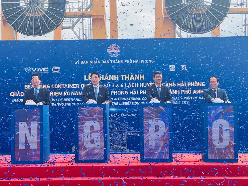 Các đại biểu bấm nút khánh thành bến Cảng container quốc tế số 3&4 Lạch Huyện.