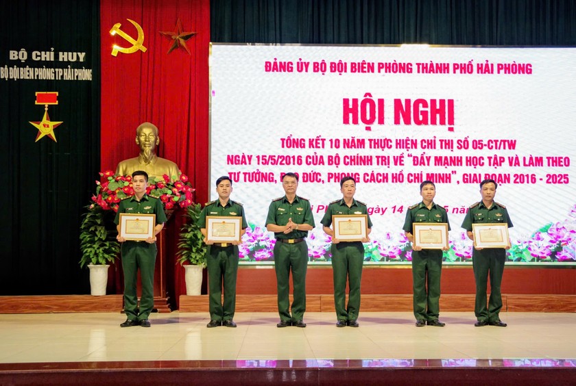 BĐBP TP Hải Phòng tặng giấy khen cho các cá nhân tiêu biểu.