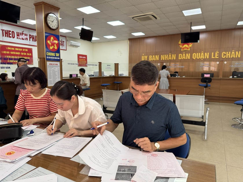 Người dân làm thủ tục hành chính tại Bộ phận một cửa quận Lê Chân.
