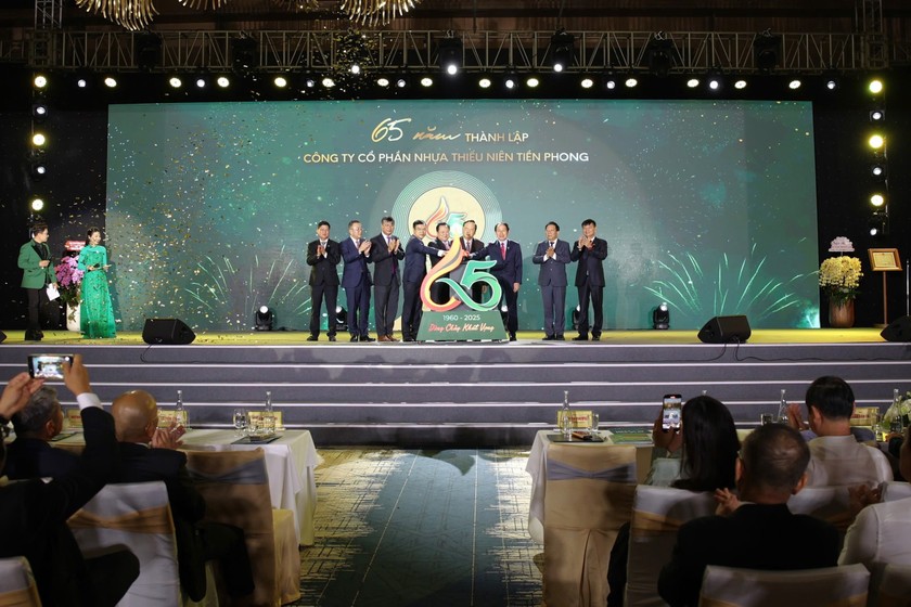 Các đại biểu thực hiện nghi thức kỷ niệm 65 năm thành lập công ty.
