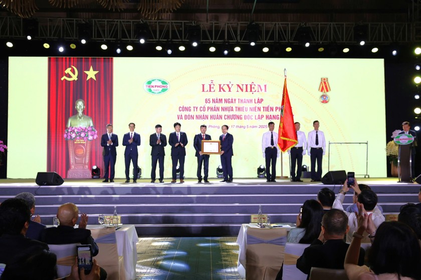 Công ty CP Nhựa Thiếu niên Tiền Phong đón nhận Huân chương Độc lập hạng Nhất ảnh 1