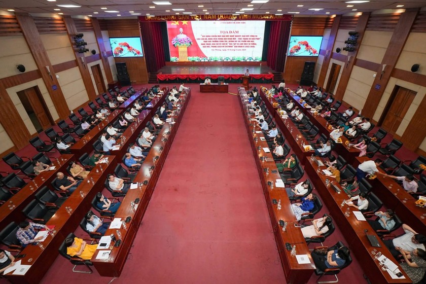 Quang cảnh tọa đàm về xây dựng chuẩn mực đạo đức nghề nghiệp, đạo đức công vụ cho cán bộ, đảng viên trong giai đoạn mới.