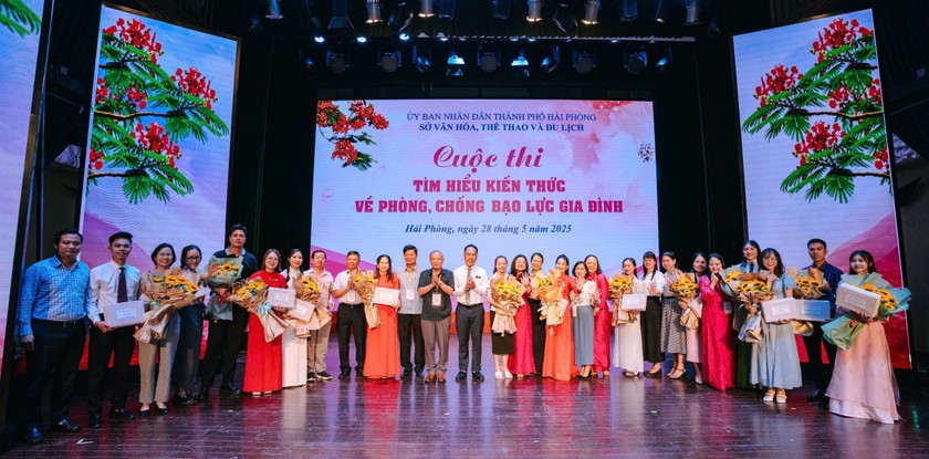 Ban Tổ chức cùng các đội tham gia cuộc thi.