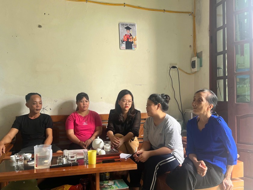 Chị Vũ Thị Uyên tiếp tục trợ giúp chị Phạm Thị Huệ (tên nhân vật đã được thay đổi) trong quá trình làm giấy tờ tuỳ thân.