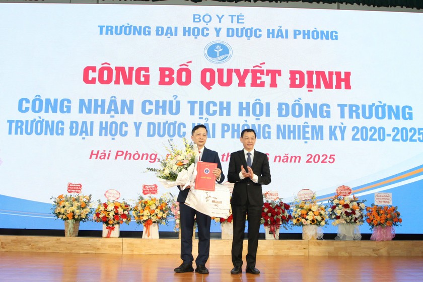 Thứ trưởng Bộ Y tế trao Quyết định chúc mừng tân Chủ tịch Hội đồng Trường Đại học Y Dược Hải Phòng.