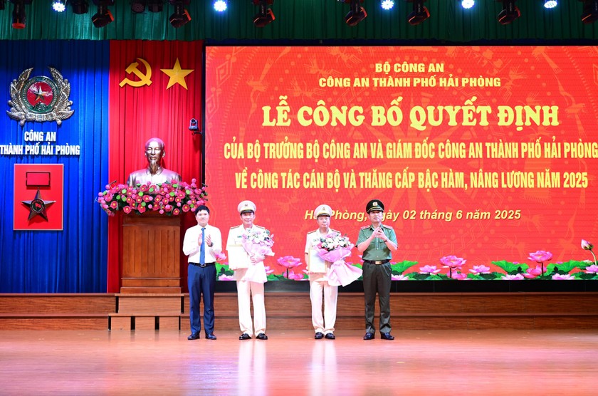 Thiếu tướng Vũ Thanh Chương, Giám đốc Công a TP và Phó Chủ tịch UBND TP Hoàng Minh Cường trao Quyết định, tặng hoa chúc mừng Đại tá Đào Quang Trường và Đại tá Lê Nguyên Trường.