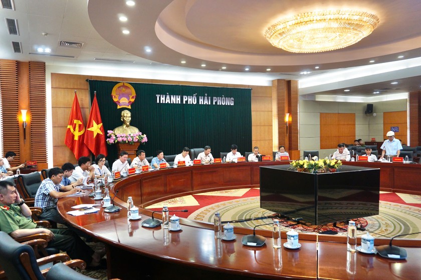 Quang cảnh buổi đối thoại với các công dân liên quan đến Dự án mở rộng vành đai an toàn nổ mìn của Công ty Xi măng Phúc Sơn.