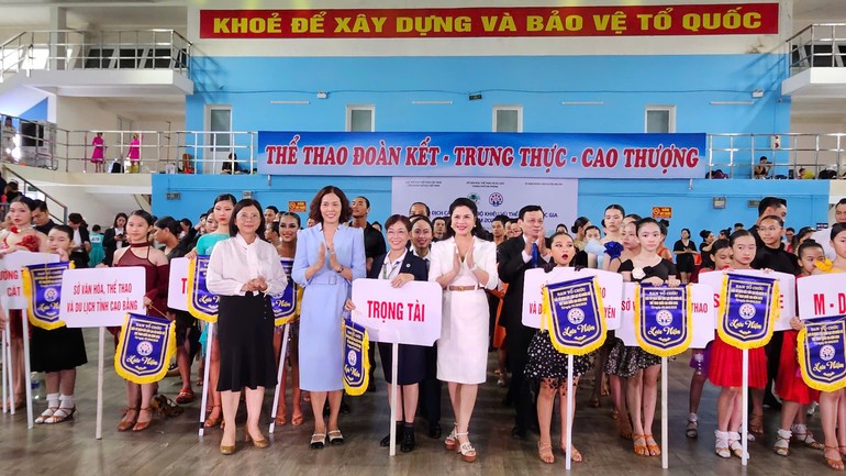 Ban Tổ chức trao cờ lưu niệm cho các đội tham dự.