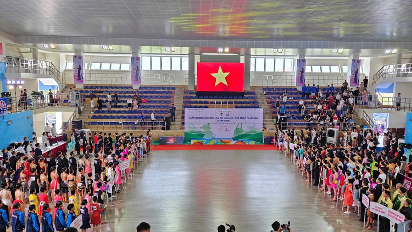 Các đại biểu, vận động viên thực hiện nghi lễ chào cờ.
