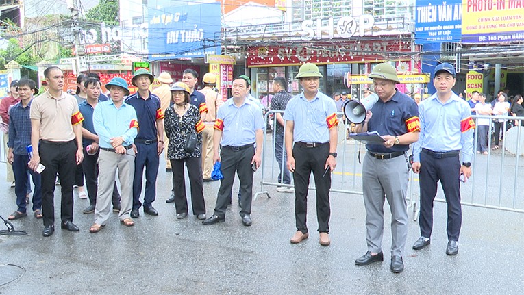 Ban cưỡng chế đọc thông báo quyết định cưỡng chế.