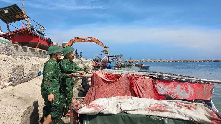 Cán bộ, chiến sĩ BĐBP TP Hải Phòng hỗ trợ ngư dân di chuyển tàu, thuyền lên bờ tránh bão.