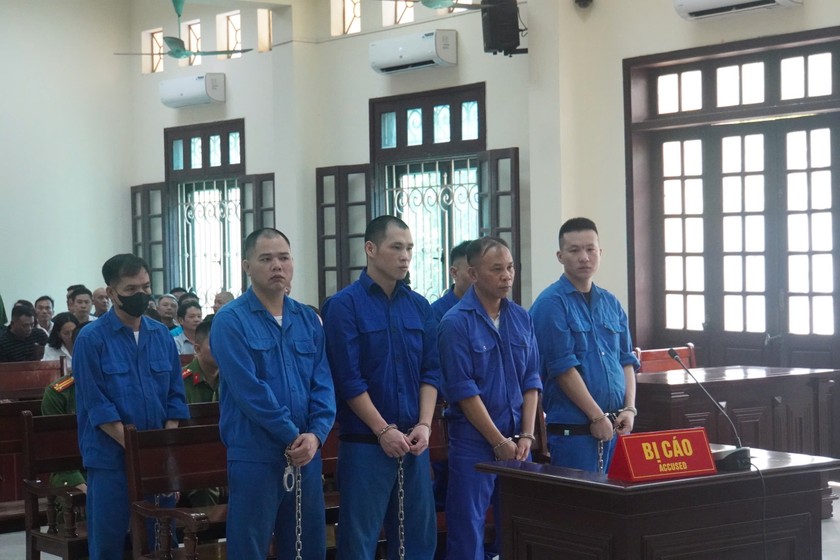 Bình "đen" cùng những đối tượng trong vụ án tại phiên toà sơ thẩm. 