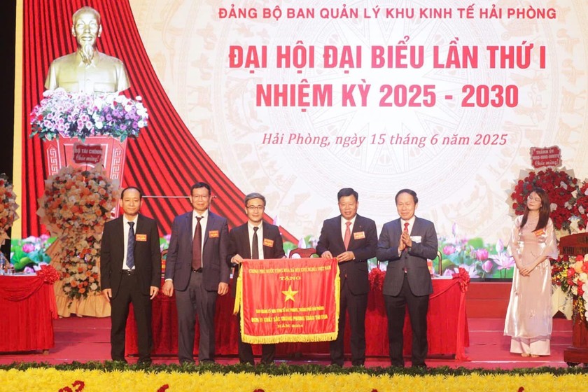 Bí thư Thành uỷ Hải Phòng Lê Tiến Châu trao Cờ thi đua của Chính phủ cho Ban quản lý KKT Hải Phòng.