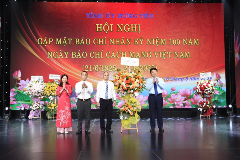 Chủ tịch HĐND tỉnh Hưng Yên Trần Quốc Toản tặng hoa chúc mừng tại hội nghị.