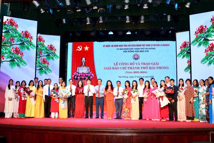 Các đại biểu chụp ảnh lưu niệm tại buổi lễ.