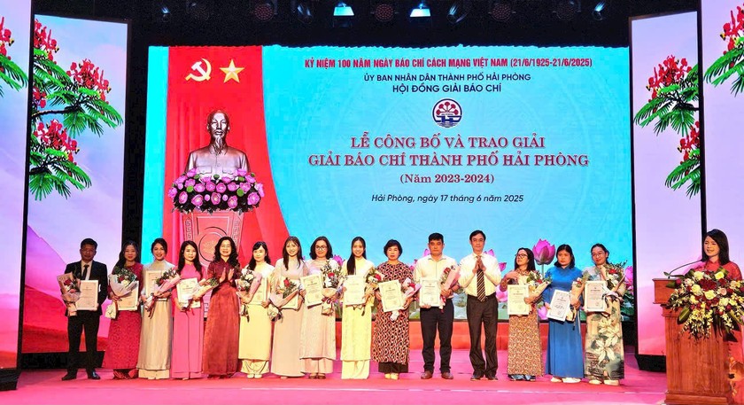 Ban Tổ chức trao giải cho các tác giả có tác phẩm đạt giải.