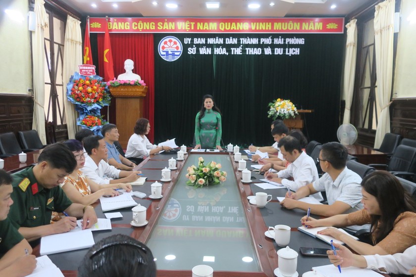 Giám đốc Sở Văn hoá, Thể thao và Du lịch Hải Phòng Trần Thị Hoàng Mai phát biểu tại cuộc họp. 