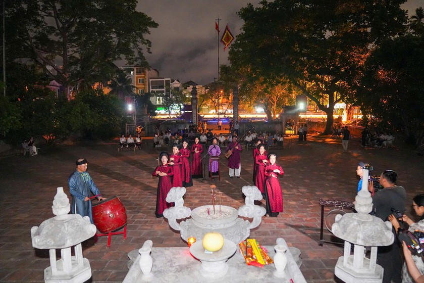 Canh hát cửa đình - Di sản phi vật thể được UNESCO công nhận ngày 01/10/2009. 
