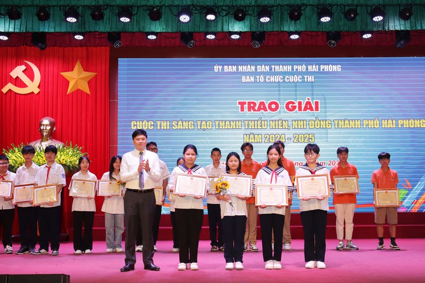 Phó Chủ tịch UBND TP Hải Phòng Hoàng Minh Cường trao giải cho các tác giả, nhóm tác giả có sản phẩm chất lượng, sáng tạo.