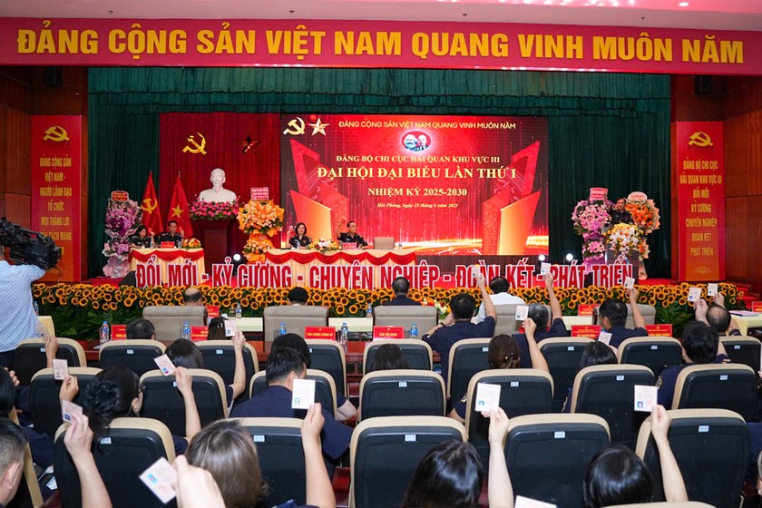 Các đại biểu biểu quyết thống nhất các nội dung tại đại hội.