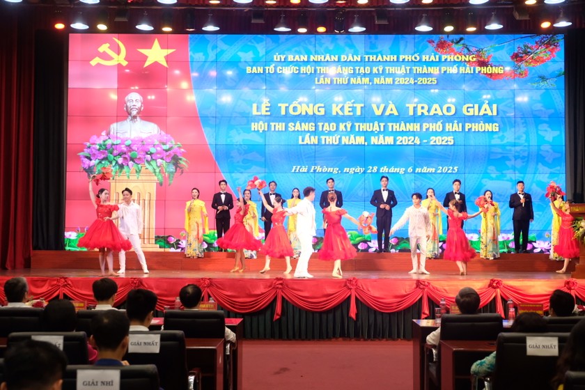 Tiết mục văn nghệ chào mừng Lễ tổng kết và trao giải.