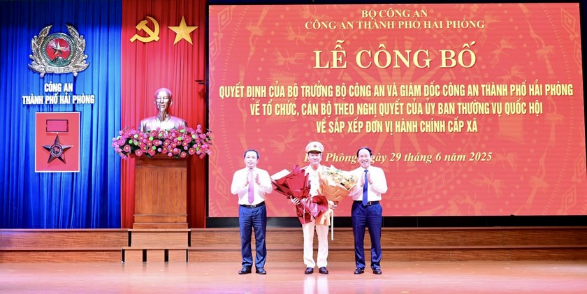 Bí thư Thành ủy Hải Phòng Lê Tiến Châu và Bí thư Tỉnh ủy Hải Dương Trần Đức Thắng tặng hoa chúc mừng Đại tá Bùi Quang Bình, Giám đốc Công an TP Hải Phòng.