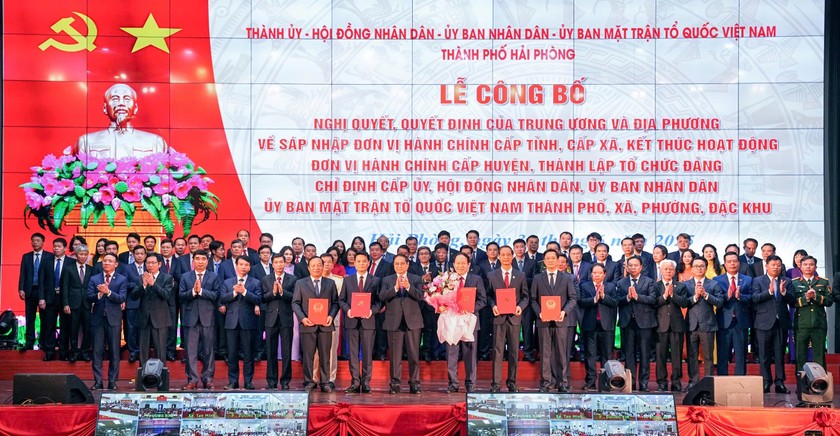 Thủ tướng Phạm Minh Chính trao Quyết định tặng hoa chúc mừng BCH Đảng bộ TP Hải Phòng (mới).