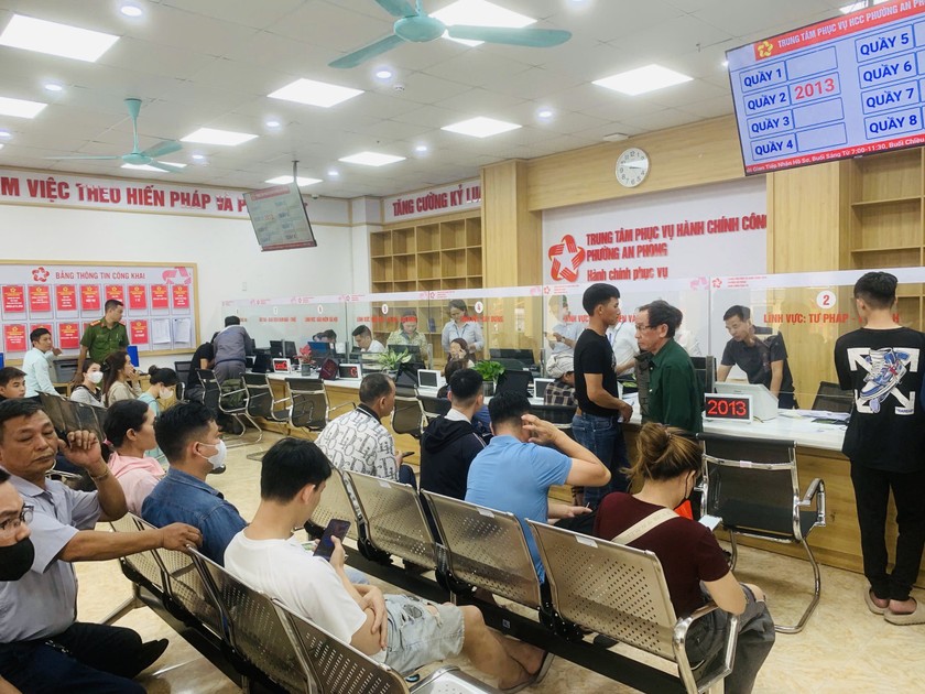 Người dân đến làm thủ tục hành chính công tại phường An Phong.