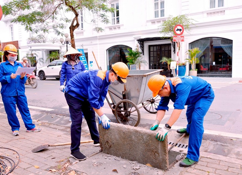 Công tác nạo vét bùn ga hàm ếch hàng ngày của công nhân Công ty thoát nước Hải Phòng.